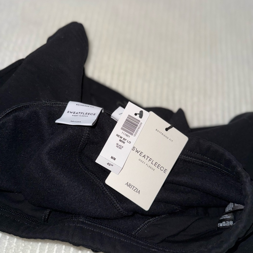 NWT Aritzia Sweatfleece Shorts - Black - Size M - Picture 3 of 3